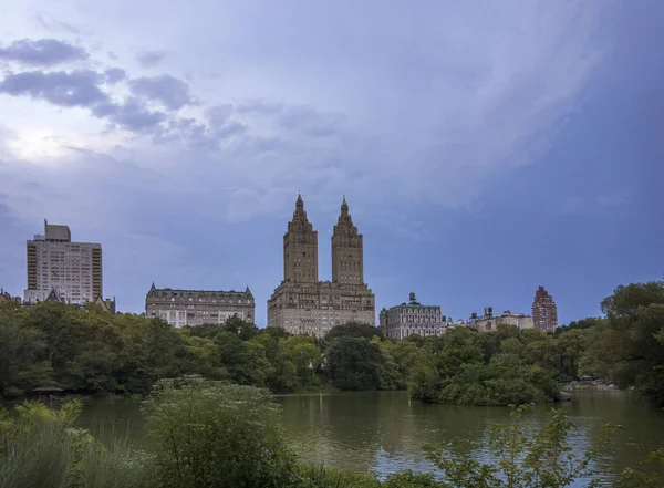 Une Vue Lac Central Park New York Crépuscule Les Tours — Photo