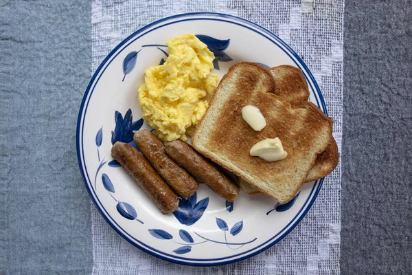 Bir Tabak Pişmiş Yumurta Kahvaltı Sosis Tereyağlı Tost — Stok fotoğraf