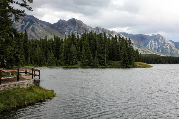 Paisaje Pintoresco Honeymoon Lake Las Montañas Rocosas Canadienses Jasper National Fotos de stock
