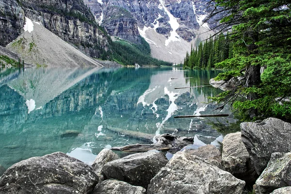 Eine Malerische Landschaft Des Honeymoon Lake Den Kanadischen Rocky Mountains lizenzfreie Stockbilder