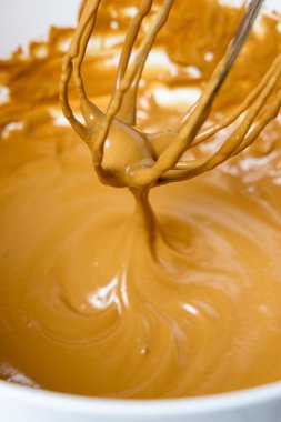 Krem şantili tel çırpıcı. Dalgona kahve hazırlığı