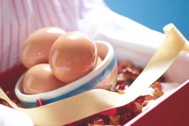 Paskalya arka plan ile kahverengi organik yumurta