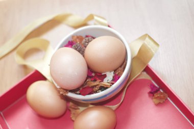 Paskalya arka plan ile kahverengi organik yumurta