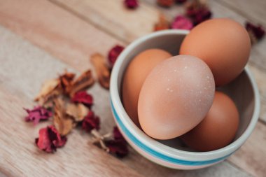 Paskalya arka plan ile kahverengi organik yumurta