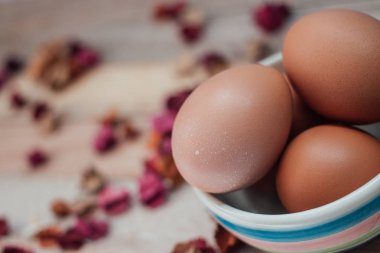 Paskalya arka plan ile kahverengi organik yumurta