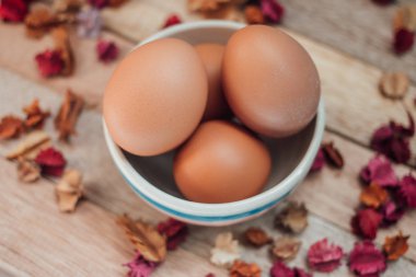 Paskalya arka plan ile kahverengi organik yumurta