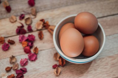 Paskalya arka plan ile kahverengi organik yumurta