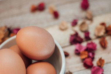 Paskalya arka plan ile kahverengi organik yumurta