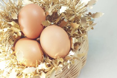 Paskalya arka plan ile kahverengi organik yumurta