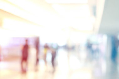 Lobide duran ve yürüyen iş adamları bulanık.