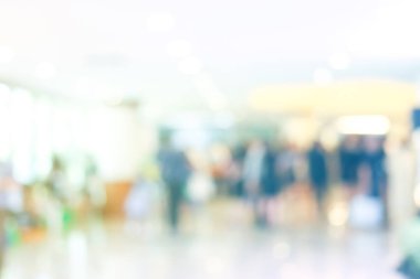 Lobide duran ve yürüyen iş adamları bulanık.