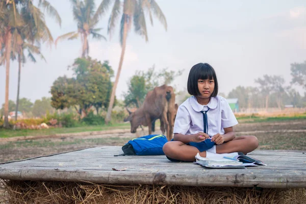 Asyalı kız öğrenci kırsal kesimde