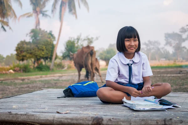 Asyalı kız öğrenci kırsal kesimde