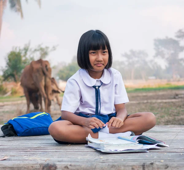 Asiática Chica Estudiante Campo — Foto de Stock