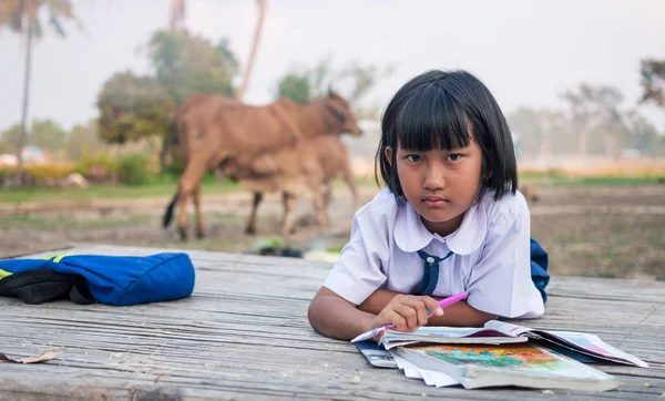 Asyalı kız öğrenci kırsal kesimde