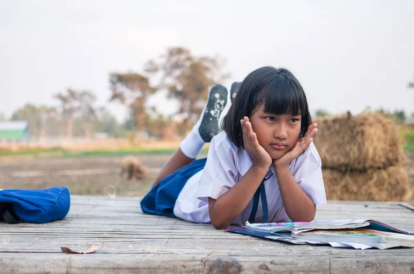 Asyalı kız öğrenci kırsal kesimde