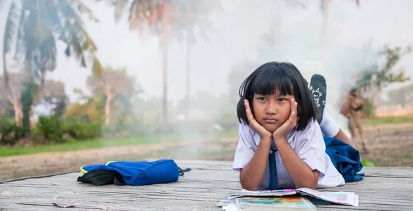 Asiática Chica Estudiante Campo — Foto de Stock