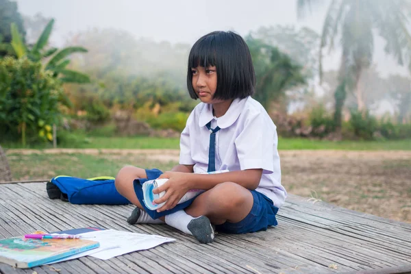 Asyalı kız öğrenci kırsal kesimde
