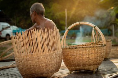 Hasır aracı ile balıkçı