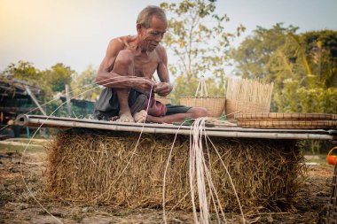 Hasır aracı ile balıkçı