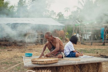 Dede ve torunu kırsal. Kırsal Asya'da yaşayan