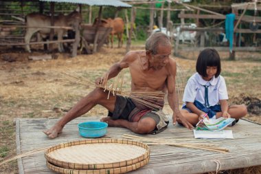 Dede ve torunu kırsal. Kırsal Asya'da yaşayan