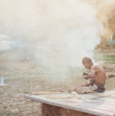 Hasır aracı ile balıkçı