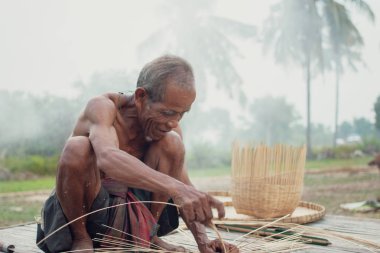 Hasır aracı ile balıkçı