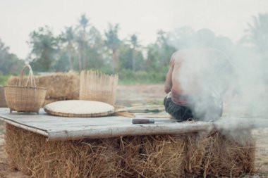 Hasır aracı ile balıkçı