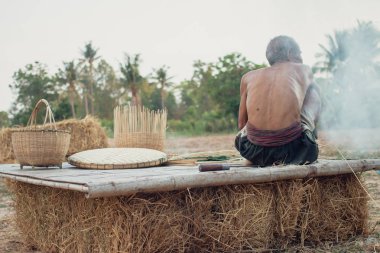 Hasır aracı ile balıkçı