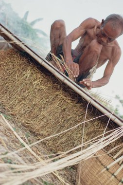 Hasır aracı ile balıkçı