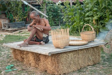Hasır aracı ile balıkçı