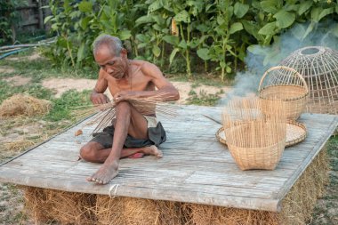 Hasır aracı ile balıkçı