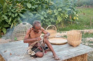 Hasır aracı ile balıkçı