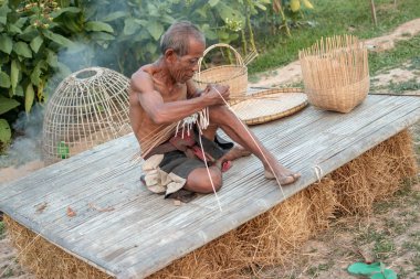 Hasır aracı ile balıkçı