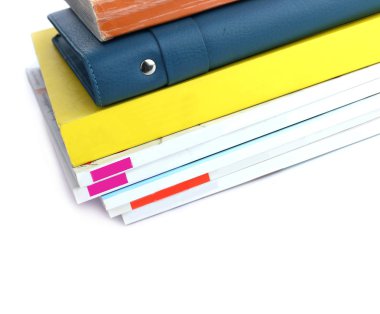Beyazda izole edilmiş bir yığın eski kitap