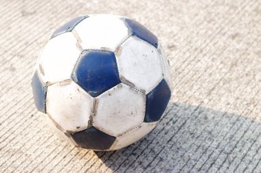 Kirli futbol topu beton yolda izole
