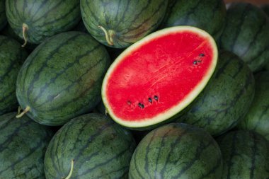 Bir sürü büyük yeşil karpuz ve bir kesik karpuz.