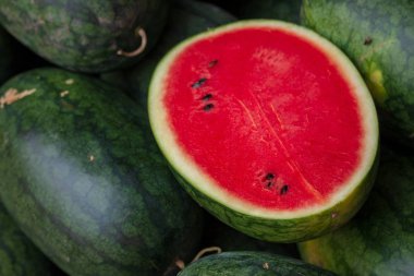 Bir sürü büyük yeşil karpuz ve bir kesik karpuz.