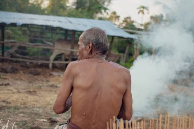 Yaşlı adam smok oturuyordu