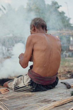 Yaşlı adam smok oturuyordu