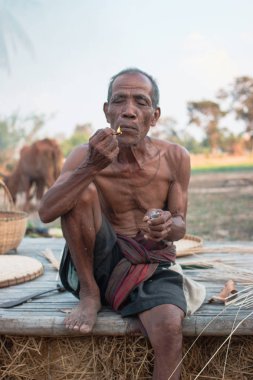 Yaşlı adam smok oturuyordu