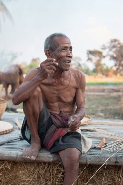 Yaşlı adam smok oturuyordu