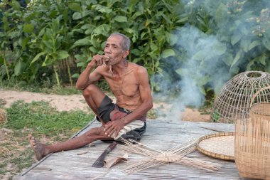 Yaşlı adam smok oturuyordu