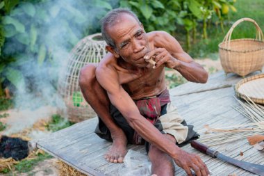 Yaşlı adam smok oturuyordu