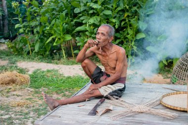 Yaşlı adam smok oturuyordu