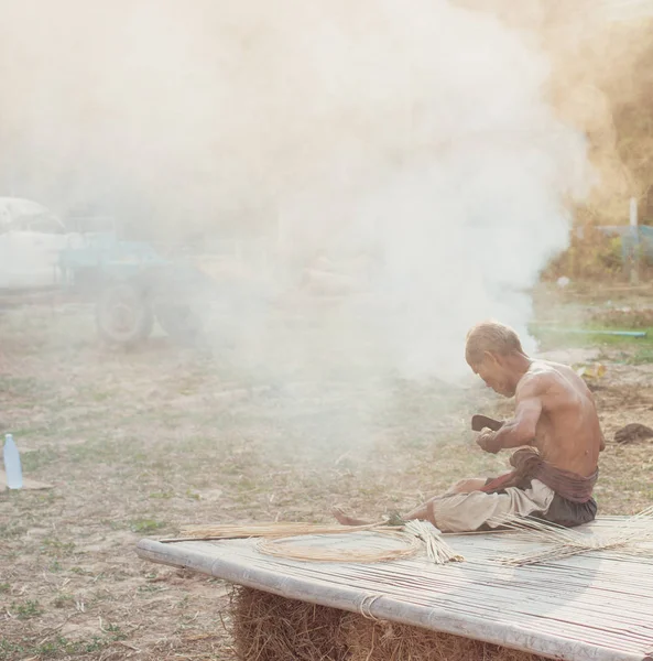 Hasır aracı ile balıkçı