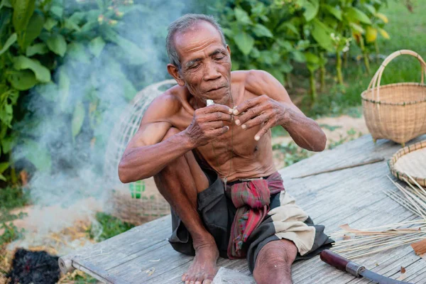 Äldre Man Satt Smok — Stockfoto