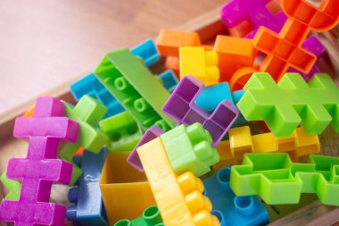 Oyuncak ahşap zemin arka plan üzerinde renkli plastik blokları