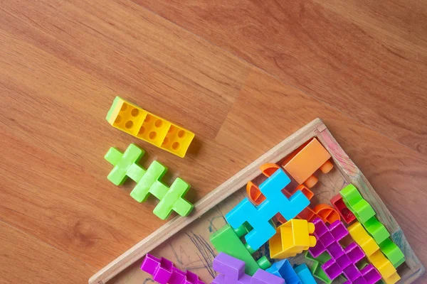 Brinquedo Blocos Plástico Coloridos Fundo Chão Madeira — Fotografia de Stock